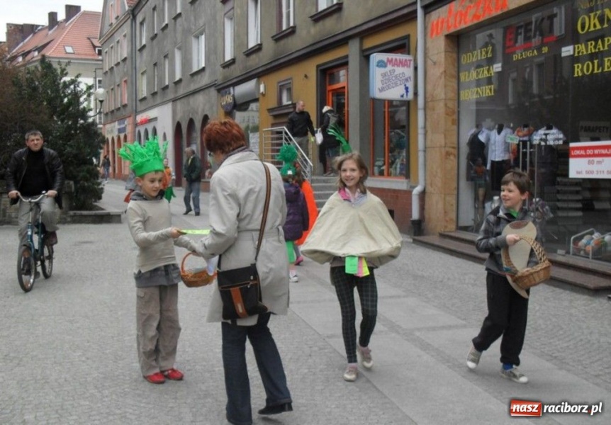 Zdjęcie w galerii na portalu naszraciborz.pl: Degustowali kanapki, rozdawali ulotki wiadomości z regionu