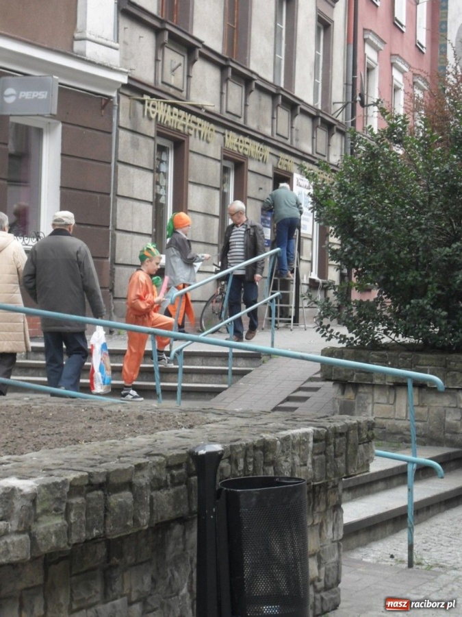 Zdjęcie w galerii na portalu naszraciborz.pl: Degustowali kanapki, rozdawali ulotki wiadomości z regionu