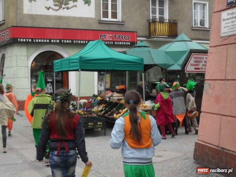 Zdjęcie w galerii na portalu naszraciborz.pl: Degustowali kanapki, rozdawali ulotki wiadomości z regionu