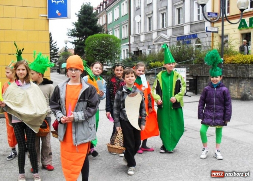 Zdjęcie w galerii na portalu naszraciborz.pl: Degustowali kanapki, rozdawali ulotki wiadomości z regionu