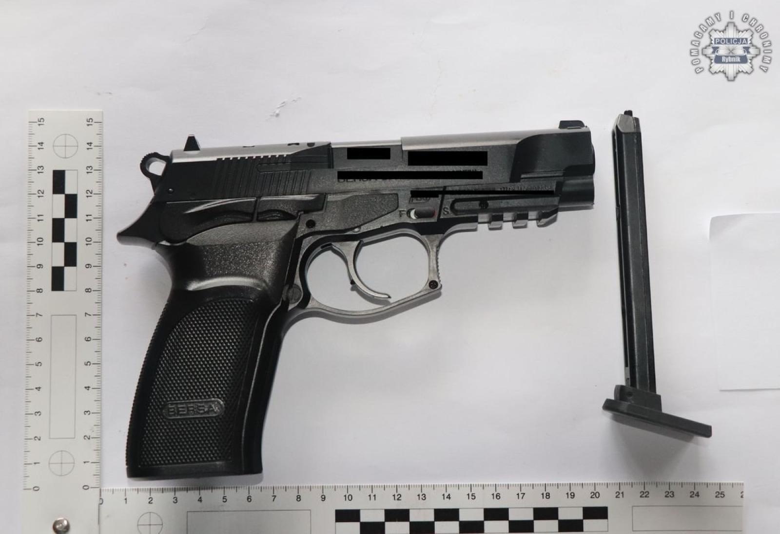 Zdjęcie w galerii na portalu naszraciborz.pl: Brutalny napad z maczetą i bronią gazową. Żądali zwrotu długu syna wiadomości z regionu