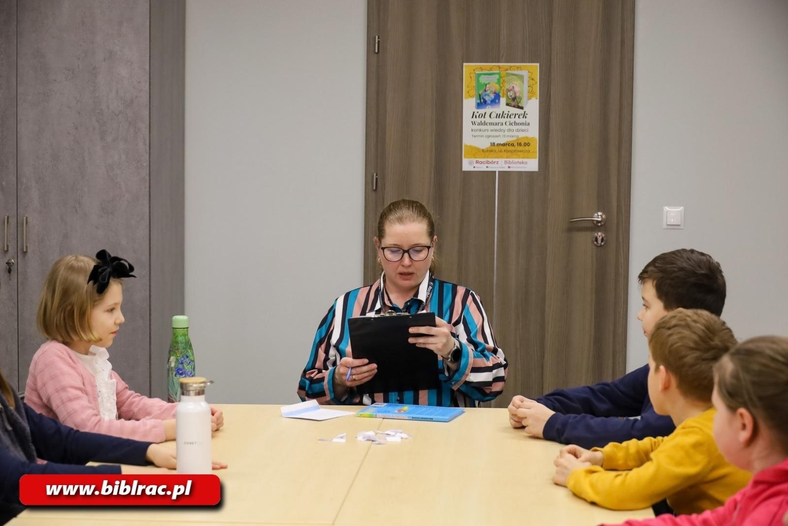 Zdjęcie w galerii na portalu naszraciborz.pl: Cukierku, ty łobuzie! W bibliotece rozstrzygnięto konkurs wiedzy dla dzieci wiadomości z regionu