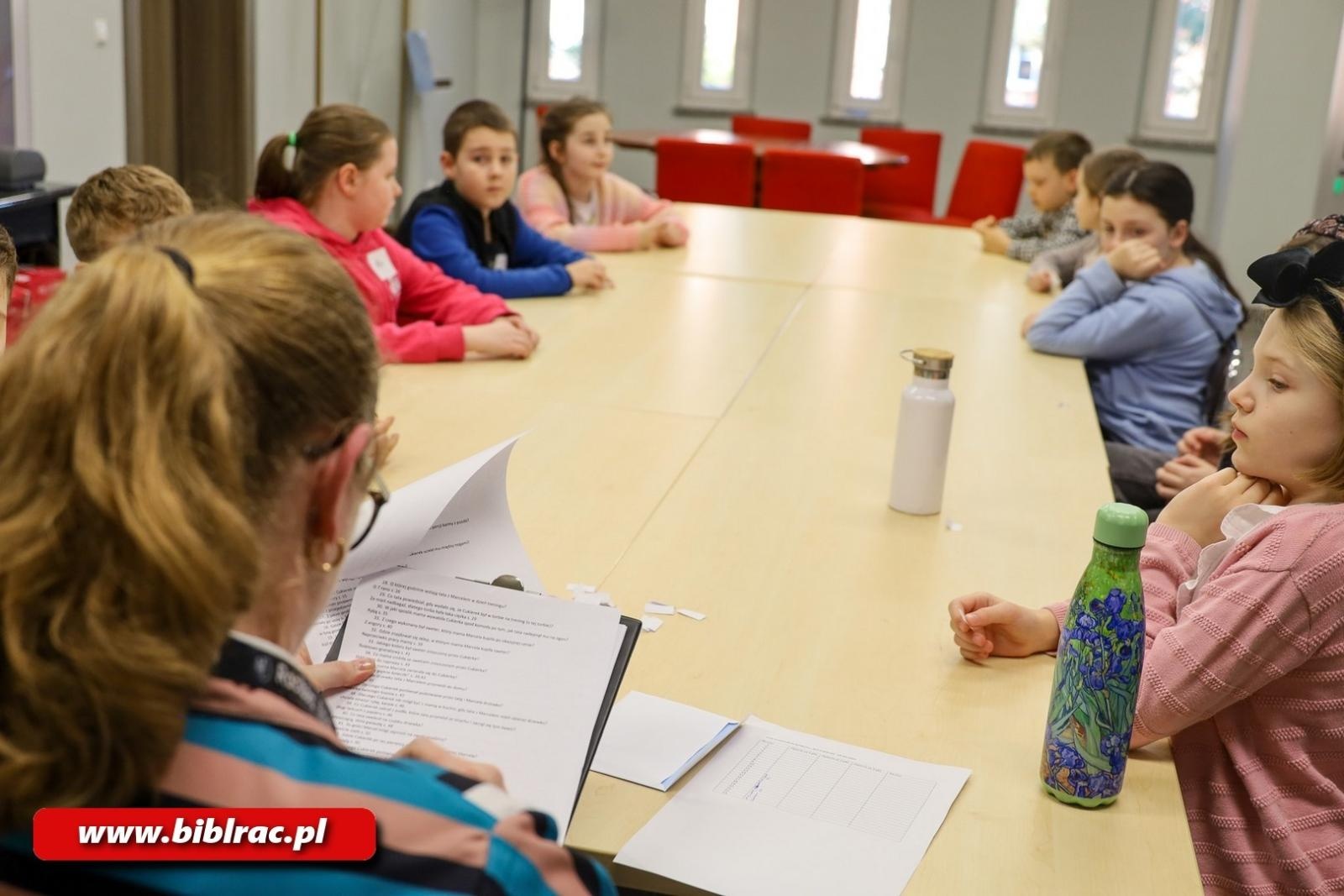 Zdjęcie w galerii na portalu naszraciborz.pl: Cukierku, ty łobuzie! W bibliotece rozstrzygnięto konkurs wiedzy dla dzieci wiadomości z regionu