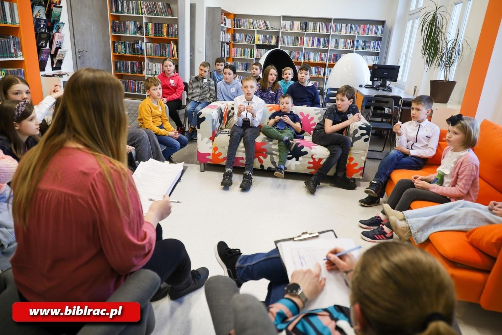 Zdjęcie w galerii na portalu naszraciborz.pl: Cukierku, ty łobuzie! W bibliotece rozstrzygnięto konkurs wiedzy dla dzieci wiadomości z regionu