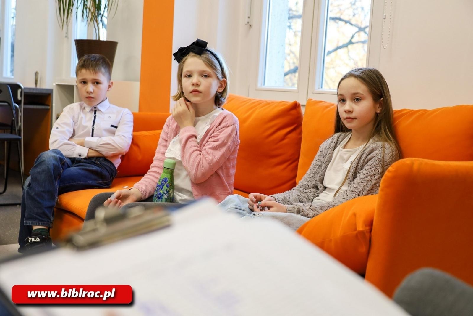 Zdjęcie w galerii na portalu naszraciborz.pl: Cukierku, ty łobuzie! W bibliotece rozstrzygnięto konkurs wiedzy dla dzieci wiadomości z regionu