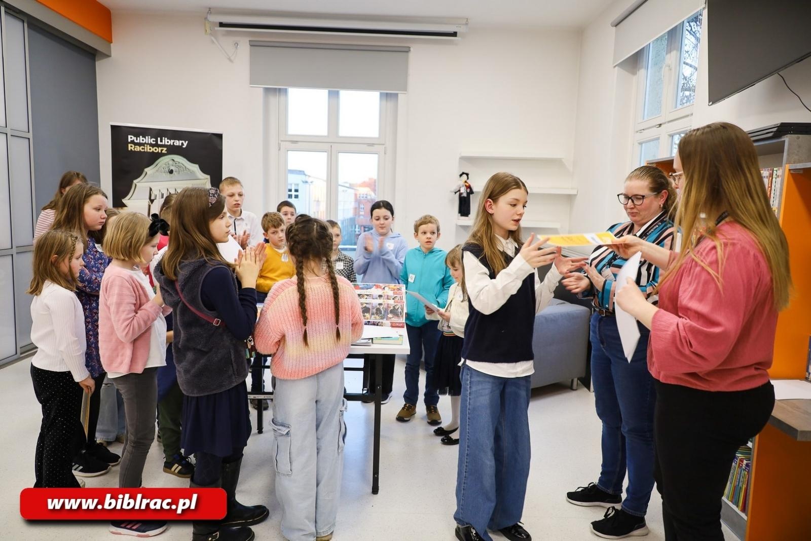 Zdjęcie w galerii na portalu naszraciborz.pl: Cukierku, ty łobuzie! W bibliotece rozstrzygnięto konkurs wiedzy dla dzieci wiadomości z regionu