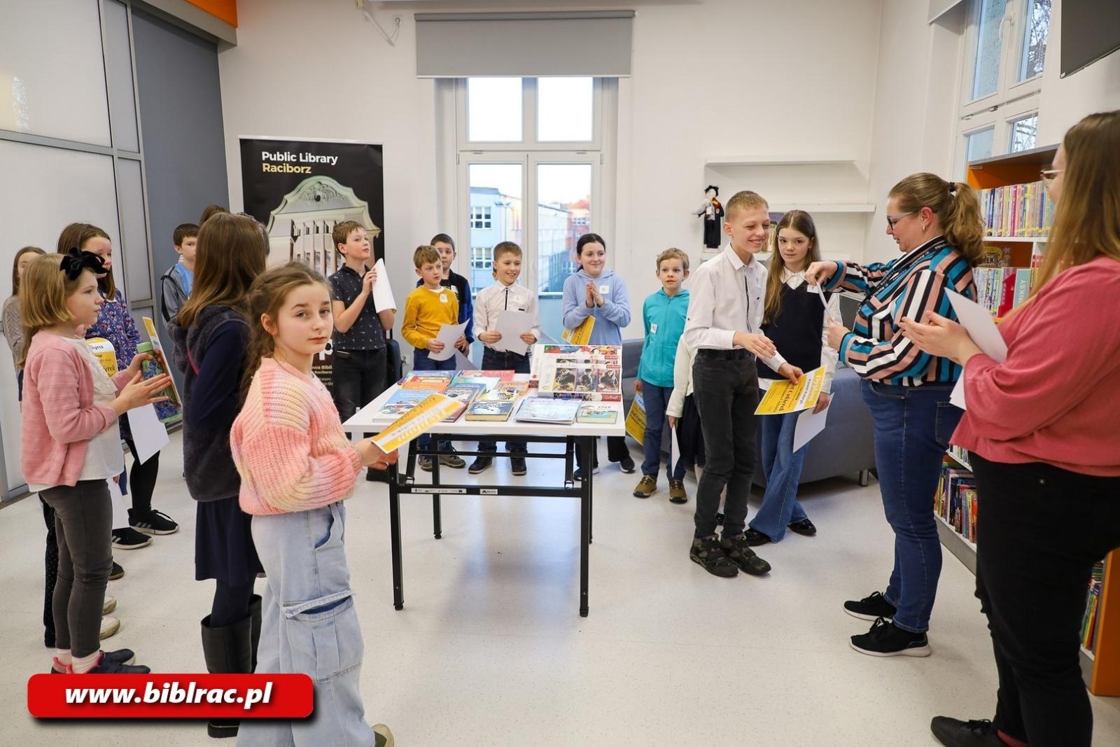 Zdjęcie w galerii na portalu naszraciborz.pl: Cukierku, ty łobuzie! W bibliotece rozstrzygnięto konkurs wiedzy dla dzieci wiadomości z regionu