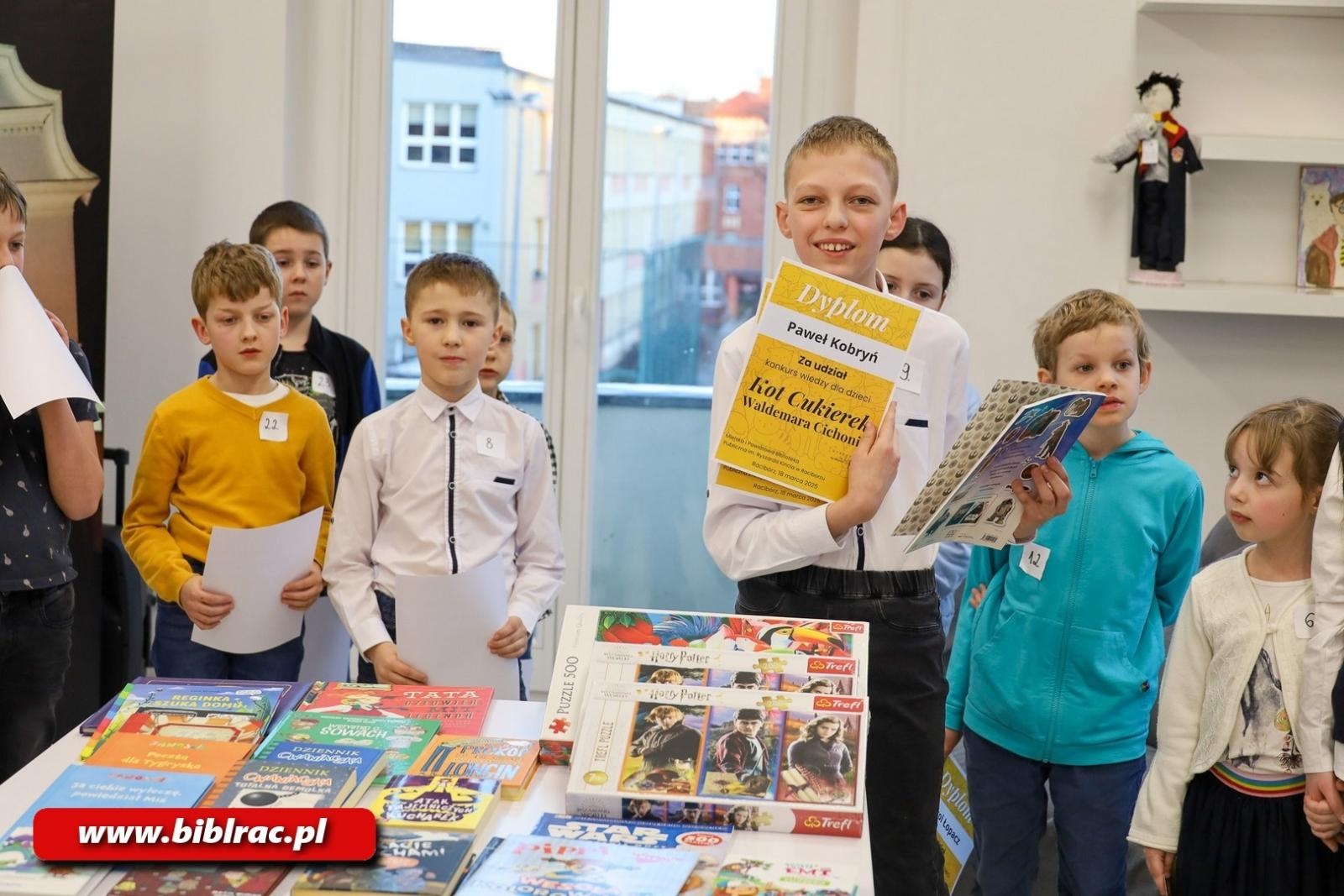 Zdjęcie w galerii na portalu naszraciborz.pl: Cukierku, ty łobuzie! W bibliotece rozstrzygnięto konkurs wiedzy dla dzieci wiadomości z regionu