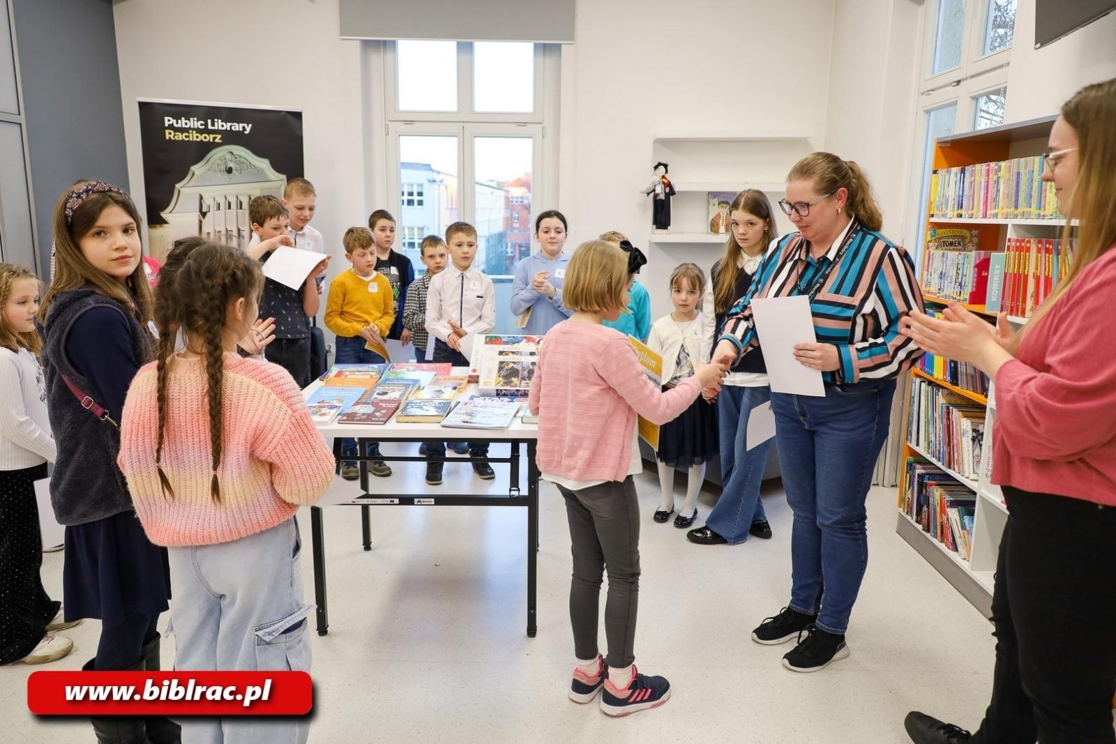 Zdjęcie w galerii na portalu naszraciborz.pl: Cukierku, ty łobuzie! W bibliotece rozstrzygnięto konkurs wiedzy dla dzieci wiadomości z regionu