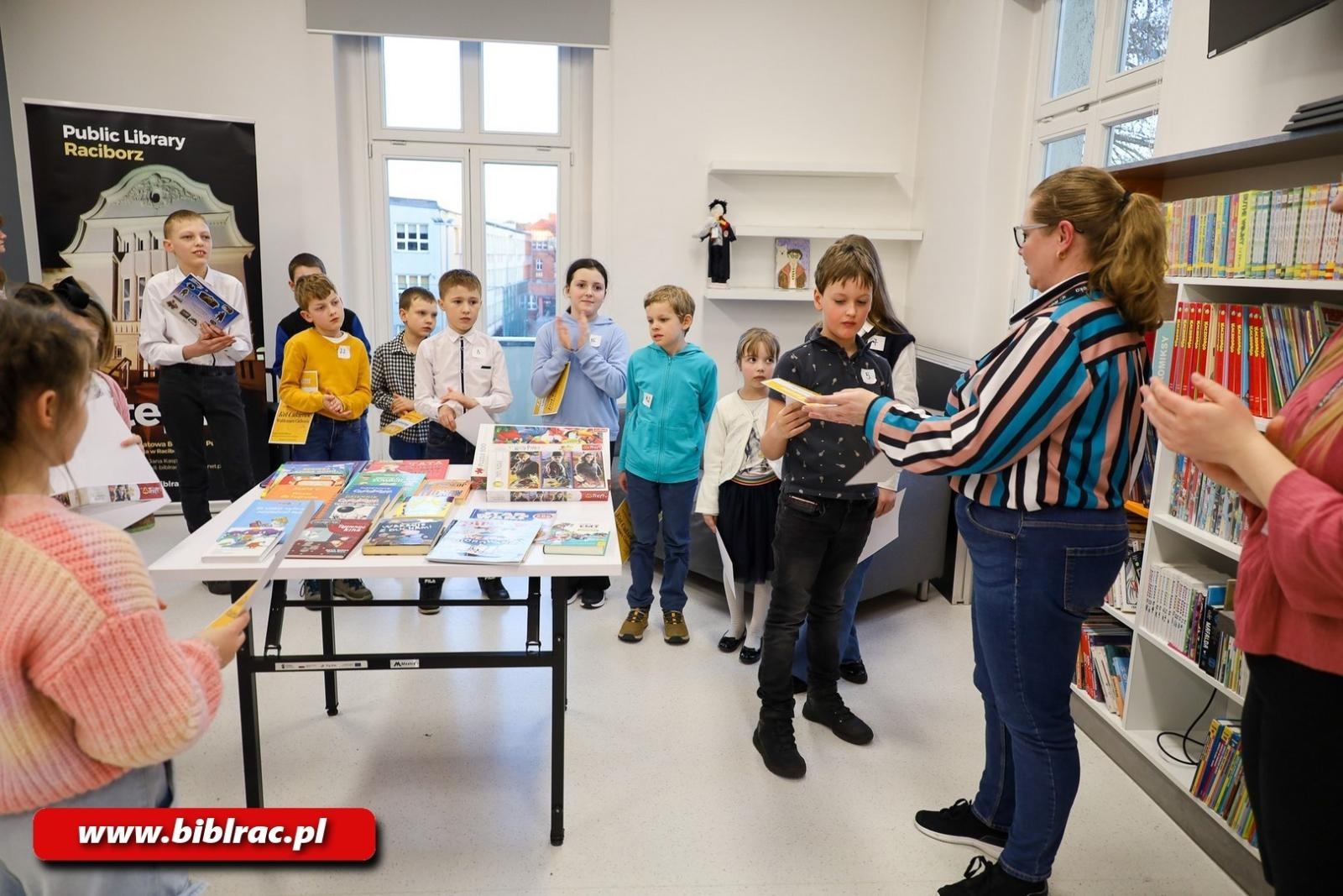 Zdjęcie w galerii na portalu naszraciborz.pl: Cukierku, ty łobuzie! W bibliotece rozstrzygnięto konkurs wiedzy dla dzieci wiadomości z regionu
