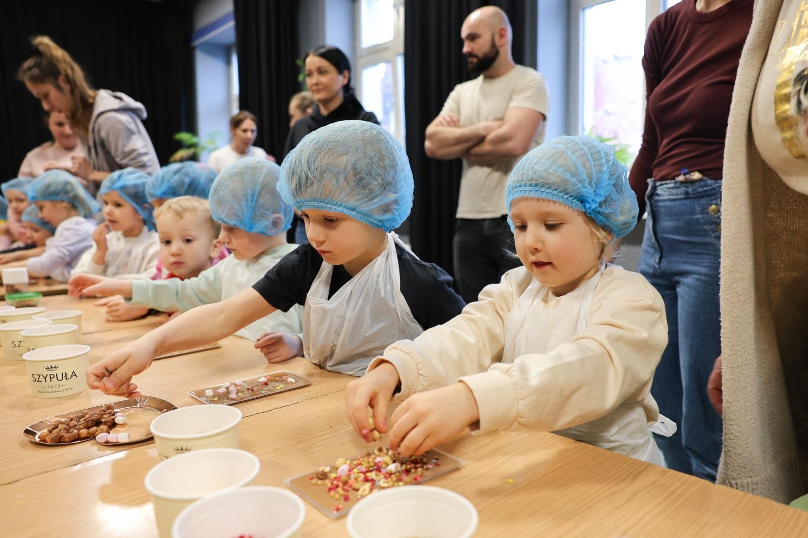 Zdjęcie w galerii na portalu naszraciborz.pl: Mali Odkrywcy i fabryka czekolady! Słodkie warsztaty w Strzesze  wiadomości z regionu
