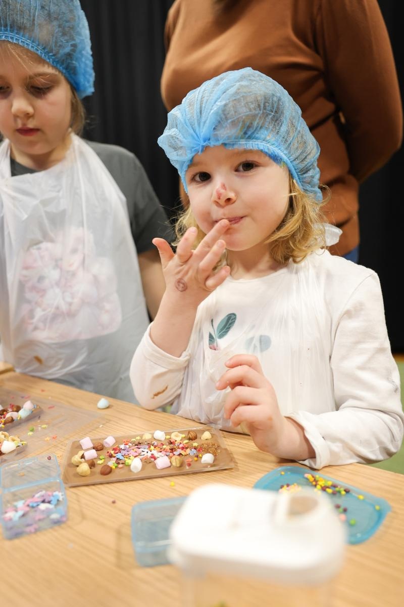 Zdjęcie w galerii na portalu naszraciborz.pl: Mali Odkrywcy i fabryka czekolady! Słodkie warsztaty w Strzesze  wiadomości z regionu