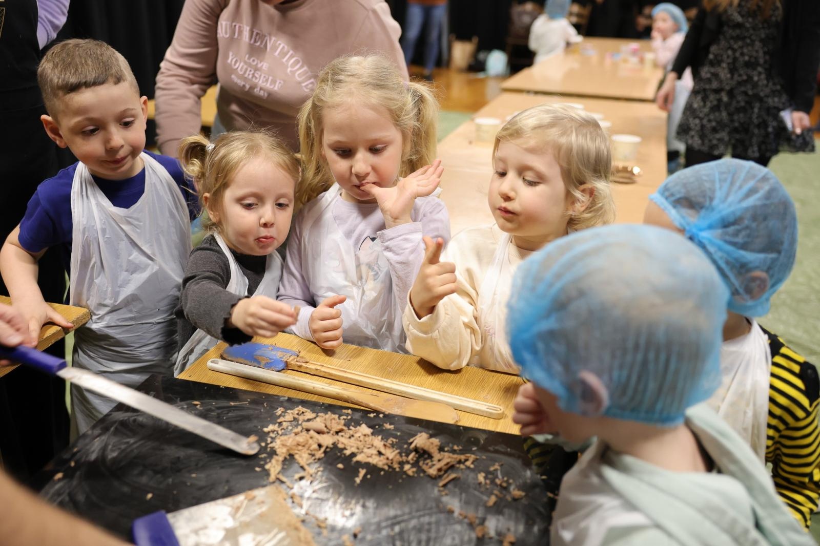 Zdjęcie w galerii na portalu naszraciborz.pl: Mali Odkrywcy i fabryka czekolady! Słodkie warsztaty w Strzesze  wiadomości z regionu
