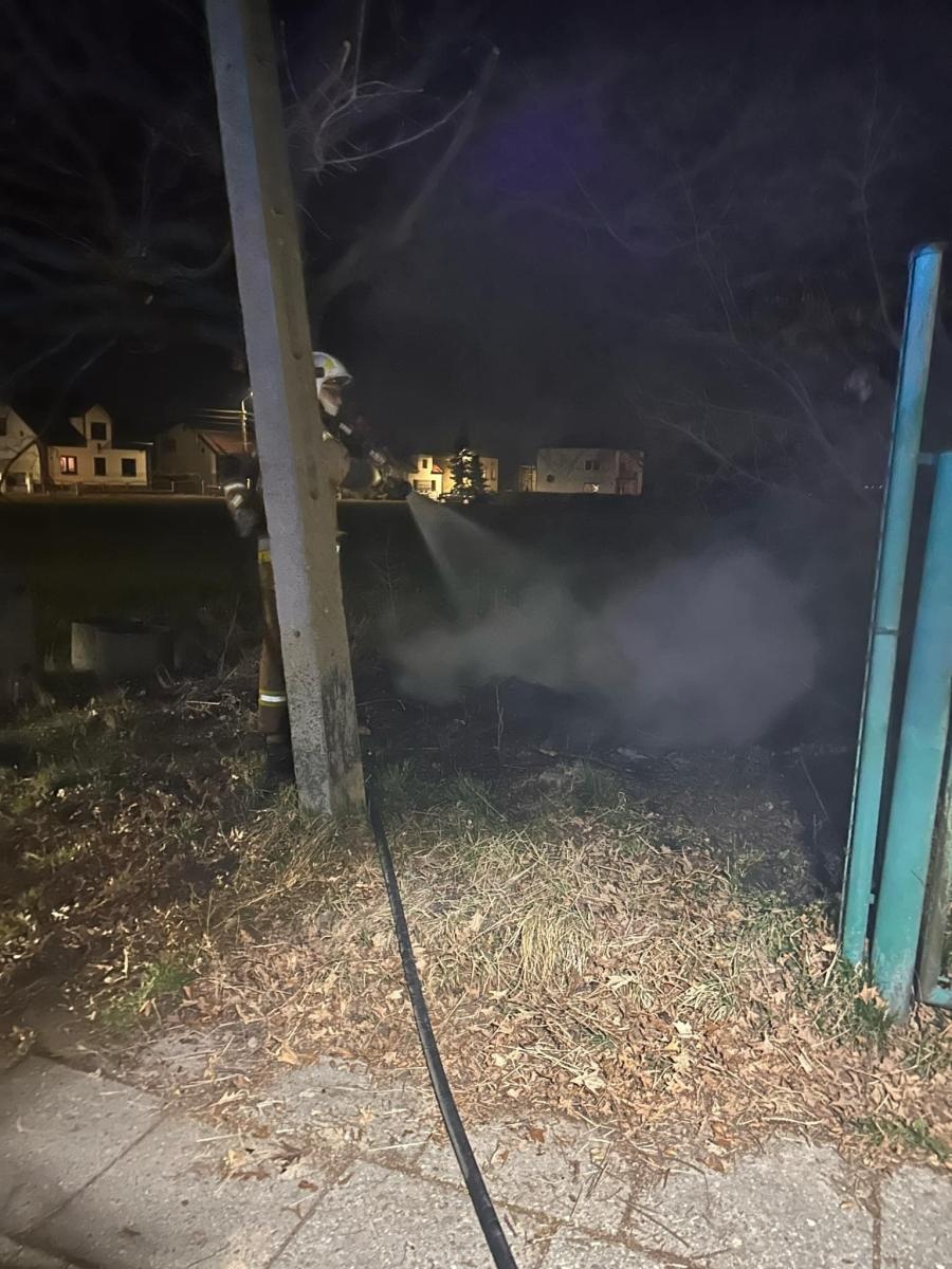 Zdjęcie w galerii na portalu naszraciborz.pl: Pożar trawy i krzaków w Borucinie wiadomości z regionu