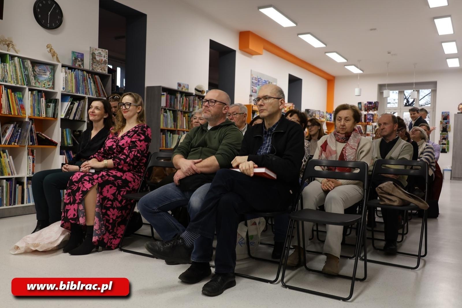 Zdjęcie w galerii na portalu naszraciborz.pl: Oddać hołd ziemi raciborskiej! Dr Marcela Szymańska w bibliotece wiadomości z regionu