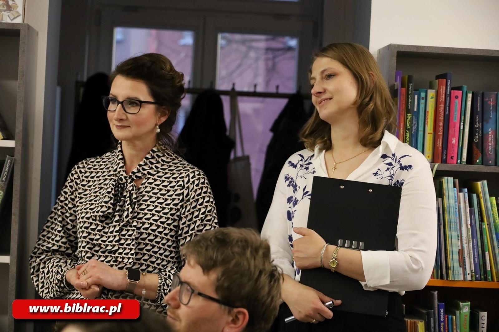 Zdjęcie w galerii na portalu naszraciborz.pl: Oddać hołd ziemi raciborskiej! Dr Marcela Szymańska w bibliotece wiadomości z regionu