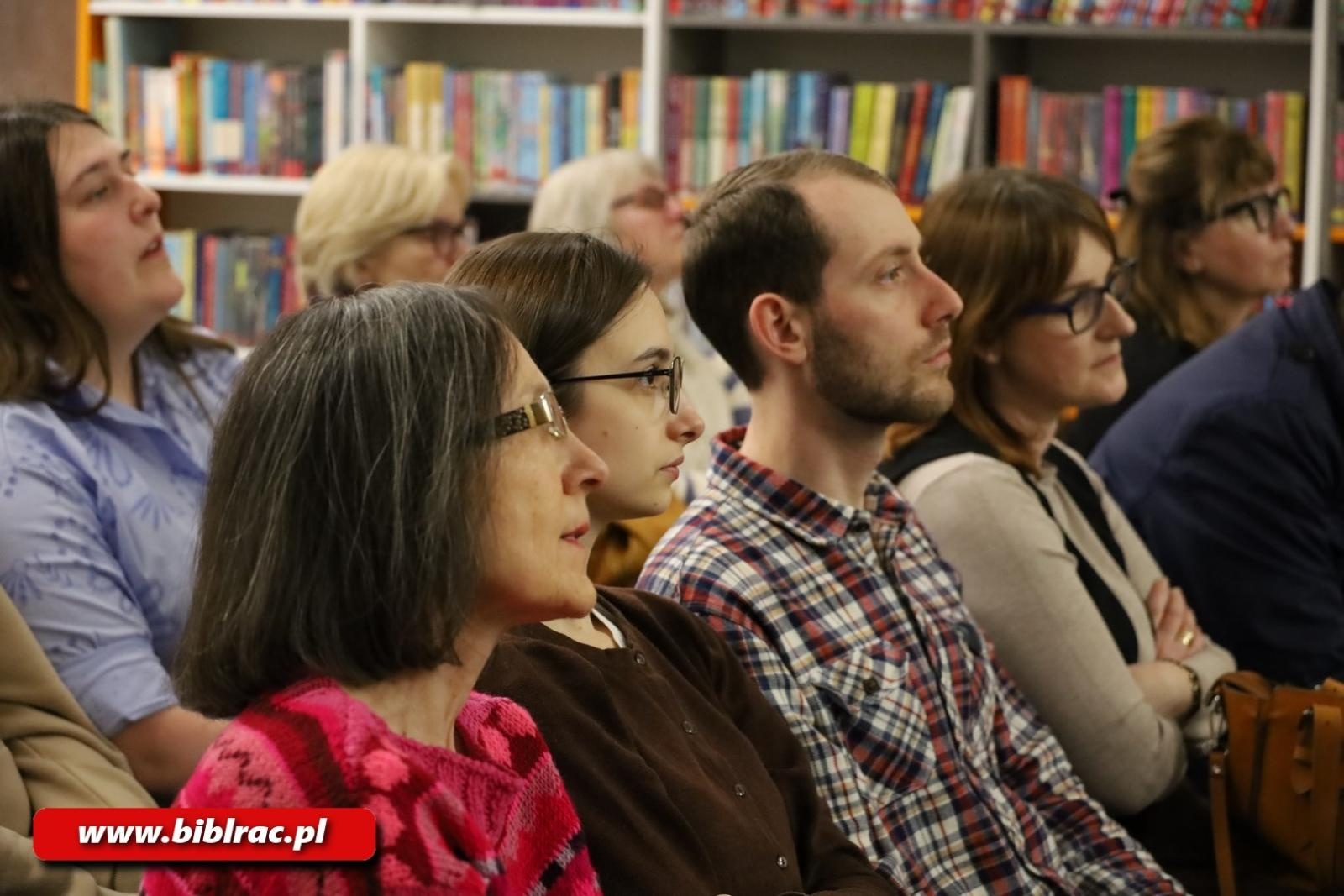 Zdjęcie w galerii na portalu naszraciborz.pl: Oddać hołd ziemi raciborskiej! Dr Marcela Szymańska w bibliotece wiadomości z regionu