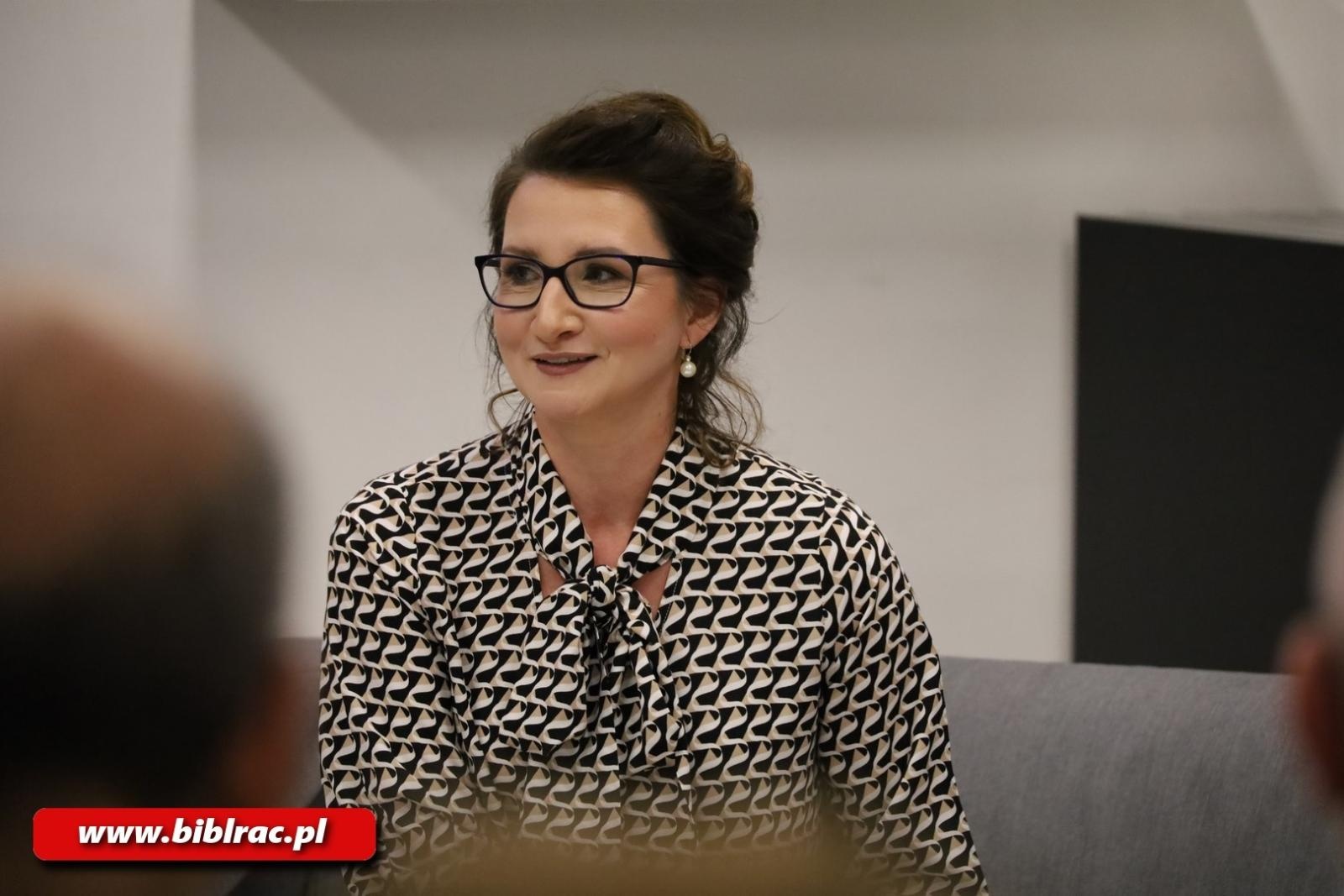 Zdjęcie w galerii na portalu naszraciborz.pl: Oddać hołd ziemi raciborskiej! Dr Marcela Szymańska w bibliotece wiadomości z regionu