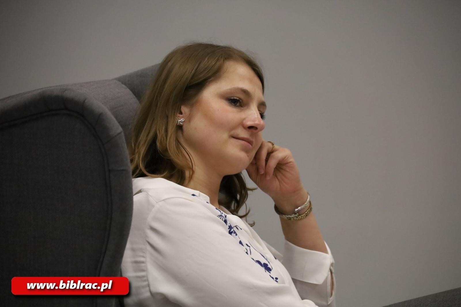 Zdjęcie w galerii na portalu naszraciborz.pl: Oddać hołd ziemi raciborskiej! Dr Marcela Szymańska w bibliotece wiadomości z regionu