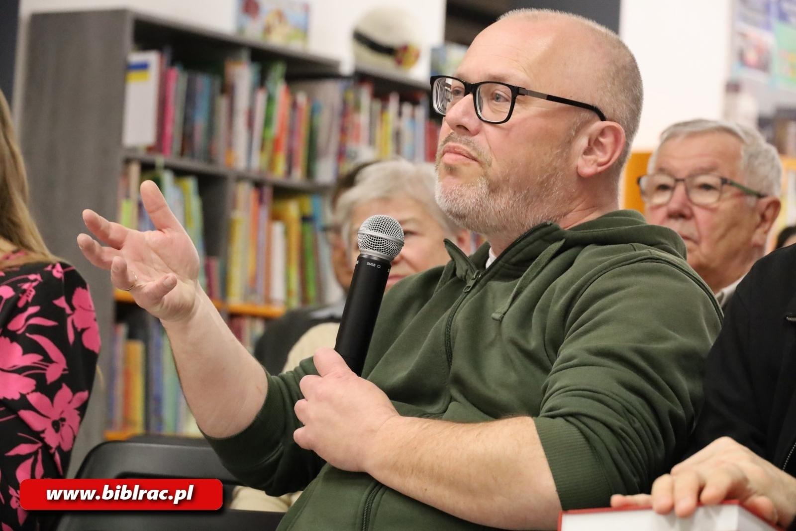 Zdjęcie w galerii na portalu naszraciborz.pl: Oddać hołd ziemi raciborskiej! Dr Marcela Szymańska w bibliotece wiadomości z regionu
