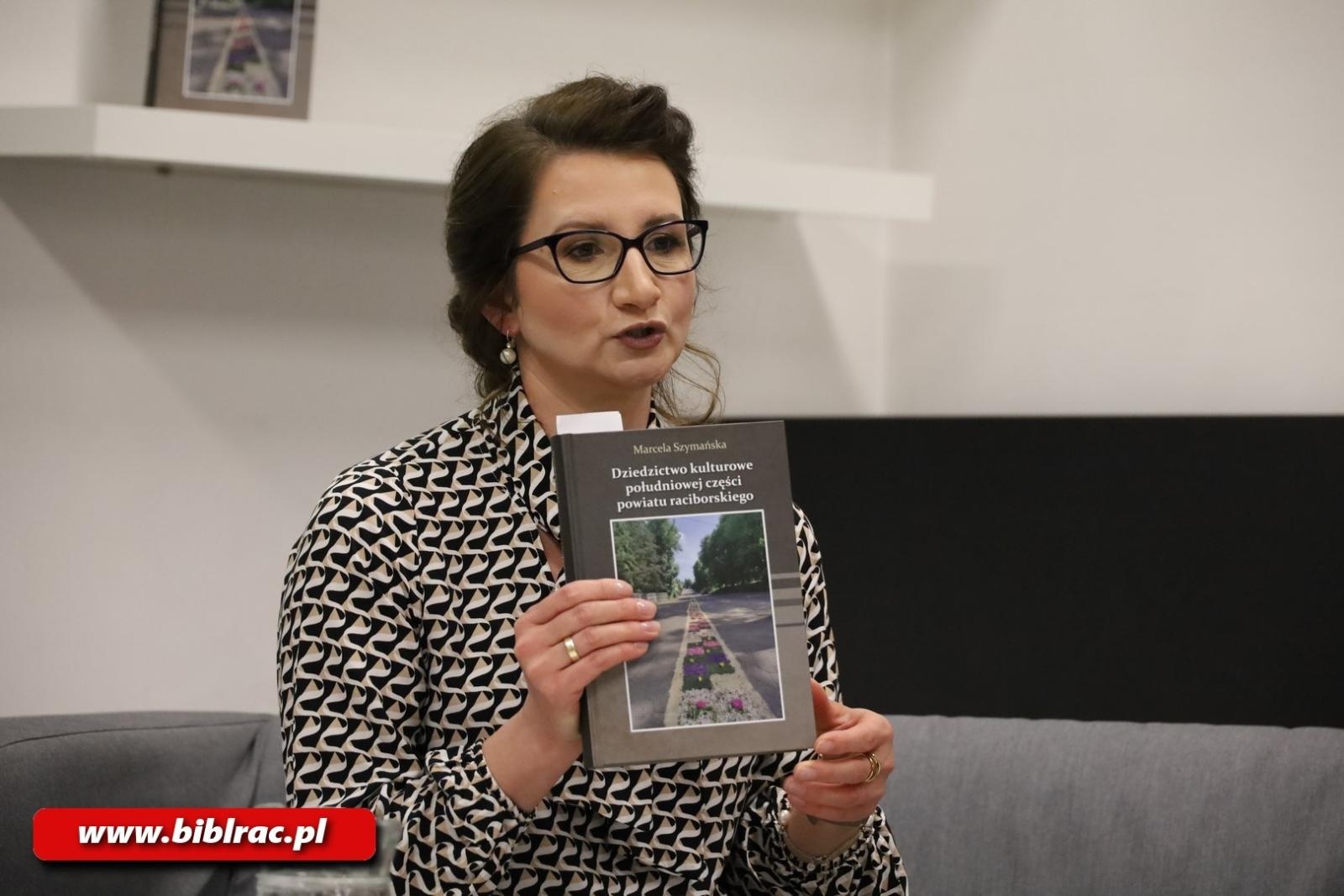 Zdjęcie w galerii na portalu naszraciborz.pl: Oddać hołd ziemi raciborskiej! Dr Marcela Szymańska w bibliotece wiadomości z regionu