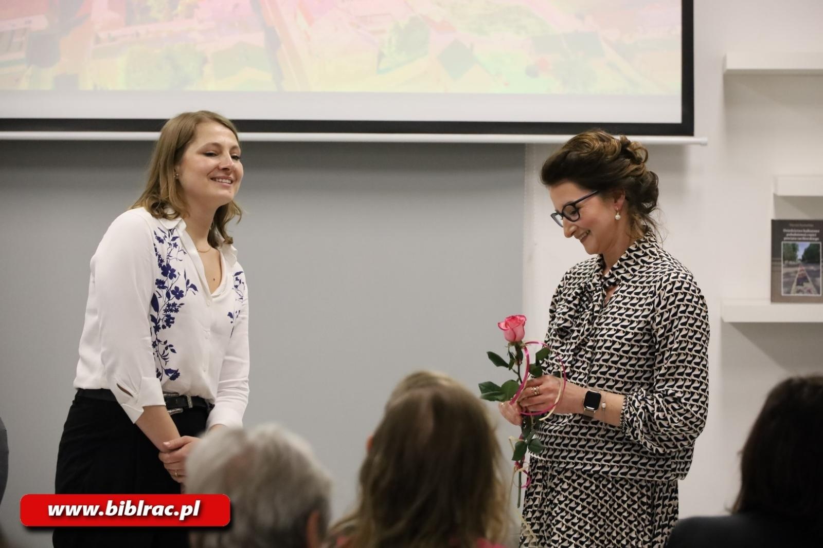 Zdjęcie w galerii na portalu naszraciborz.pl: Oddać hołd ziemi raciborskiej! Dr Marcela Szymańska w bibliotece wiadomości z regionu