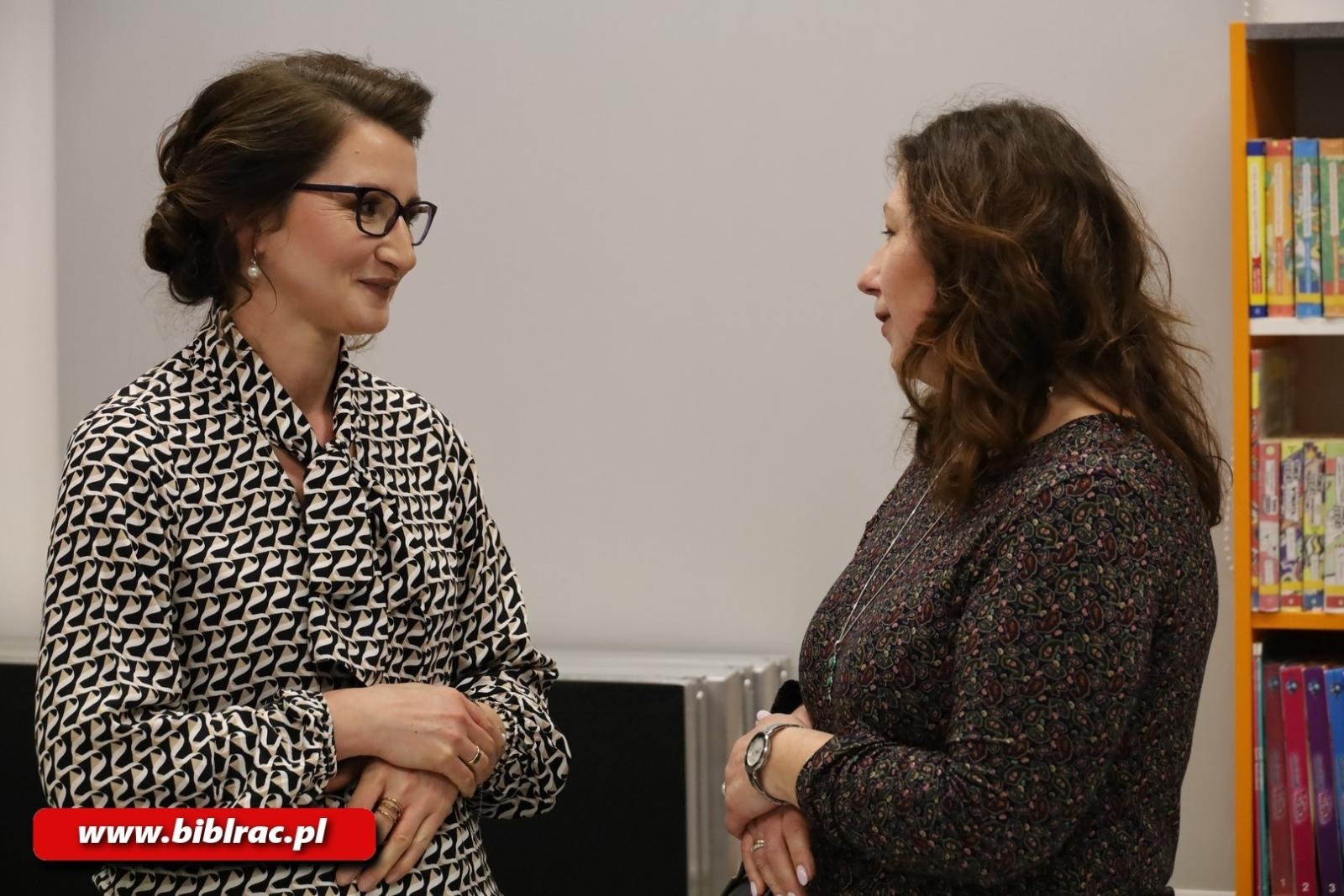 Zdjęcie w galerii na portalu naszraciborz.pl: Oddać hołd ziemi raciborskiej! Dr Marcela Szymańska w bibliotece wiadomości z regionu