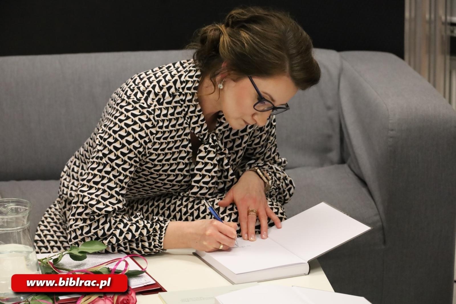 Zdjęcie w galerii na portalu naszraciborz.pl: Oddać hołd ziemi raciborskiej! Dr Marcela Szymańska w bibliotece wiadomości z regionu