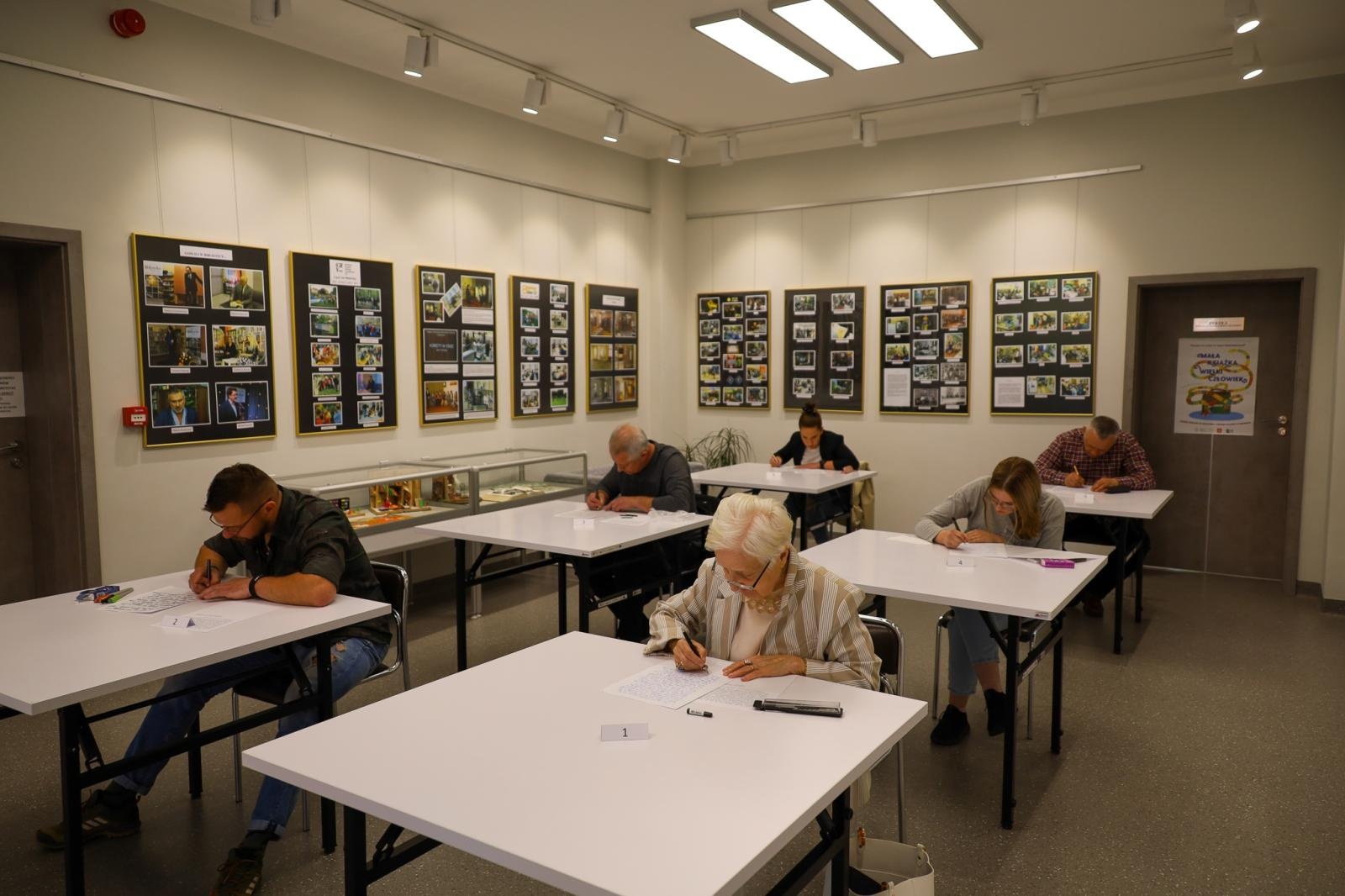 Zdjęcie w galerii na portalu naszraciborz.pl: IV Konkurs Pięknego Pisania i Kaligrafii Artystycznej dla Dorosłych w bibliotece wiadomości z regionu