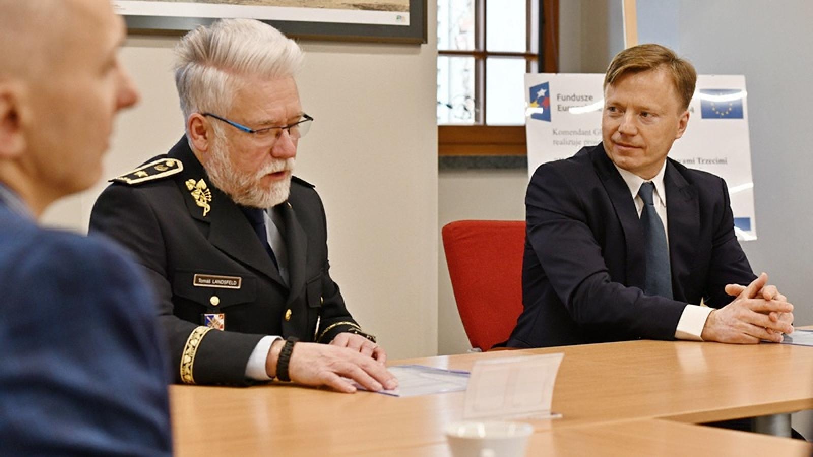 Zdjęcie w galerii na portalu naszraciborz.pl: Polsko-czeskie spotkanie pełnomocników granicznych na zamku wiadomości z regionu