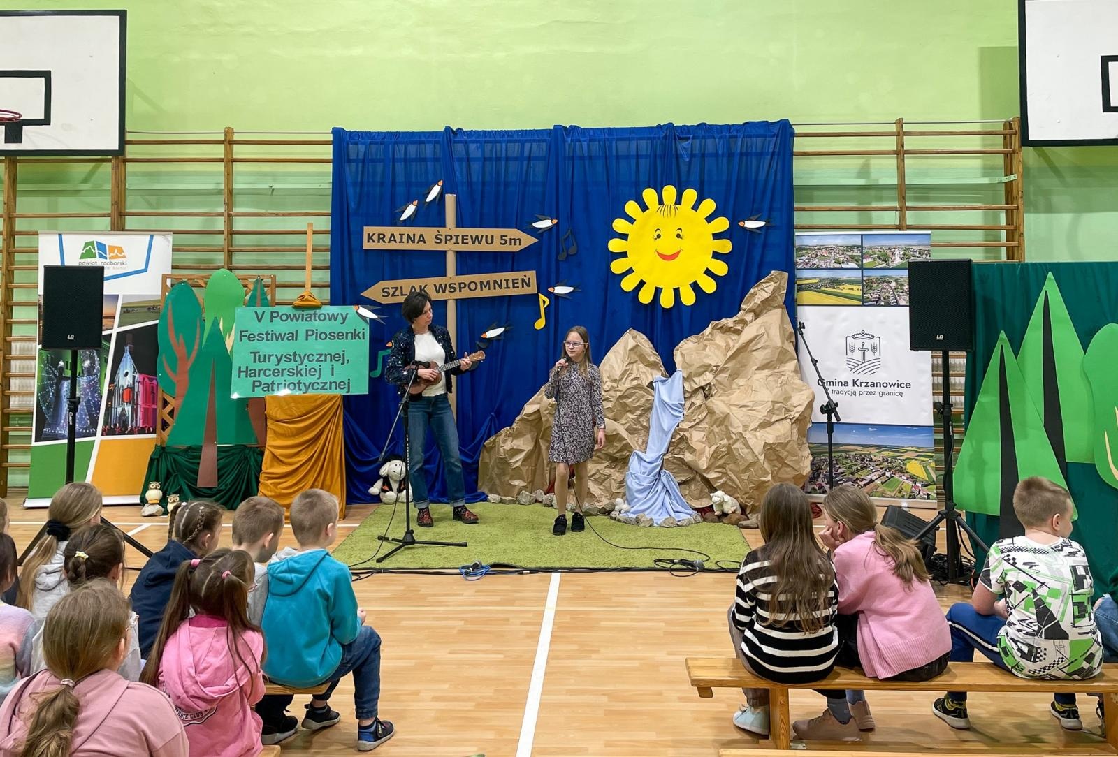 Zdjęcie w galerii na portalu naszraciborz.pl: Piosenka turystyczna, patriotyczna i harcerska zagościła w szkole w Krzanowicach [FOTO i WIDEO] wiadomości z regionu