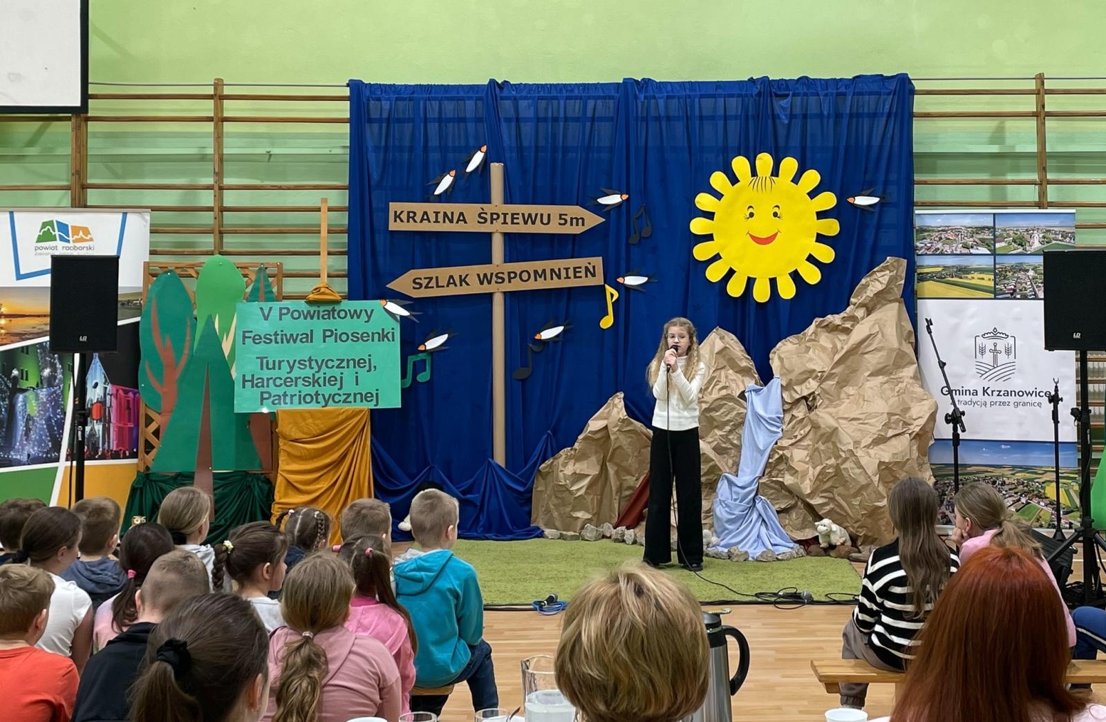 Zdjęcie w galerii na portalu naszraciborz.pl: Piosenka turystyczna, patriotyczna i harcerska zagościła w szkole w Krzanowicach [FOTO i WIDEO] wiadomości z regionu