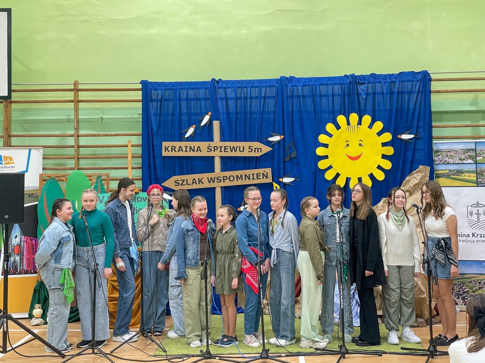 Zdjęcie w galerii na portalu naszraciborz.pl: Piosenka turystyczna, patriotyczna i harcerska zagościła w szkole w Krzanowicach [FOTO i WIDEO] wiadomości z regionu