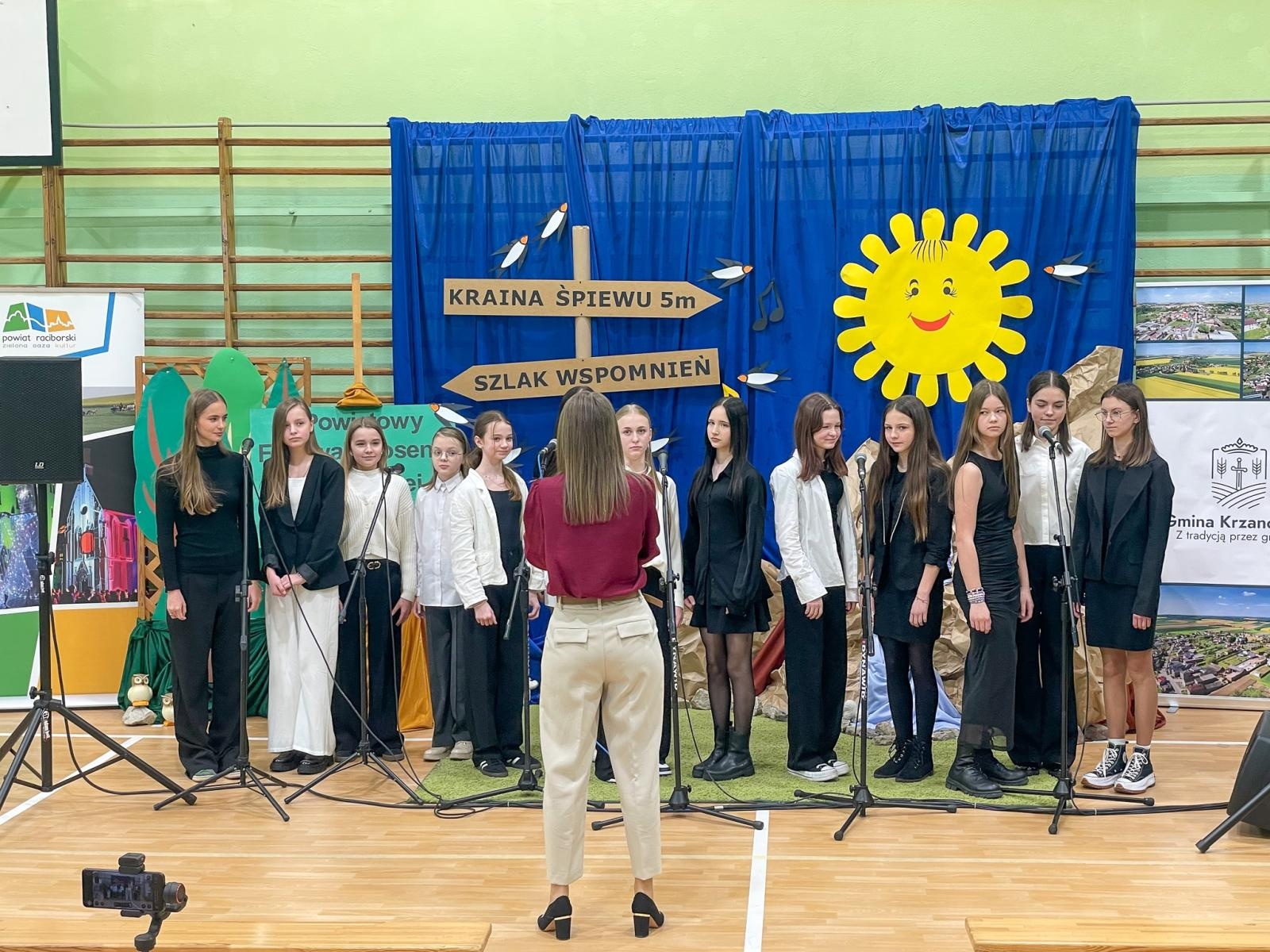 Zdjęcie w galerii na portalu naszraciborz.pl: Piosenka turystyczna, patriotyczna i harcerska zagościła w szkole w Krzanowicach [FOTO i WIDEO] wiadomości z regionu