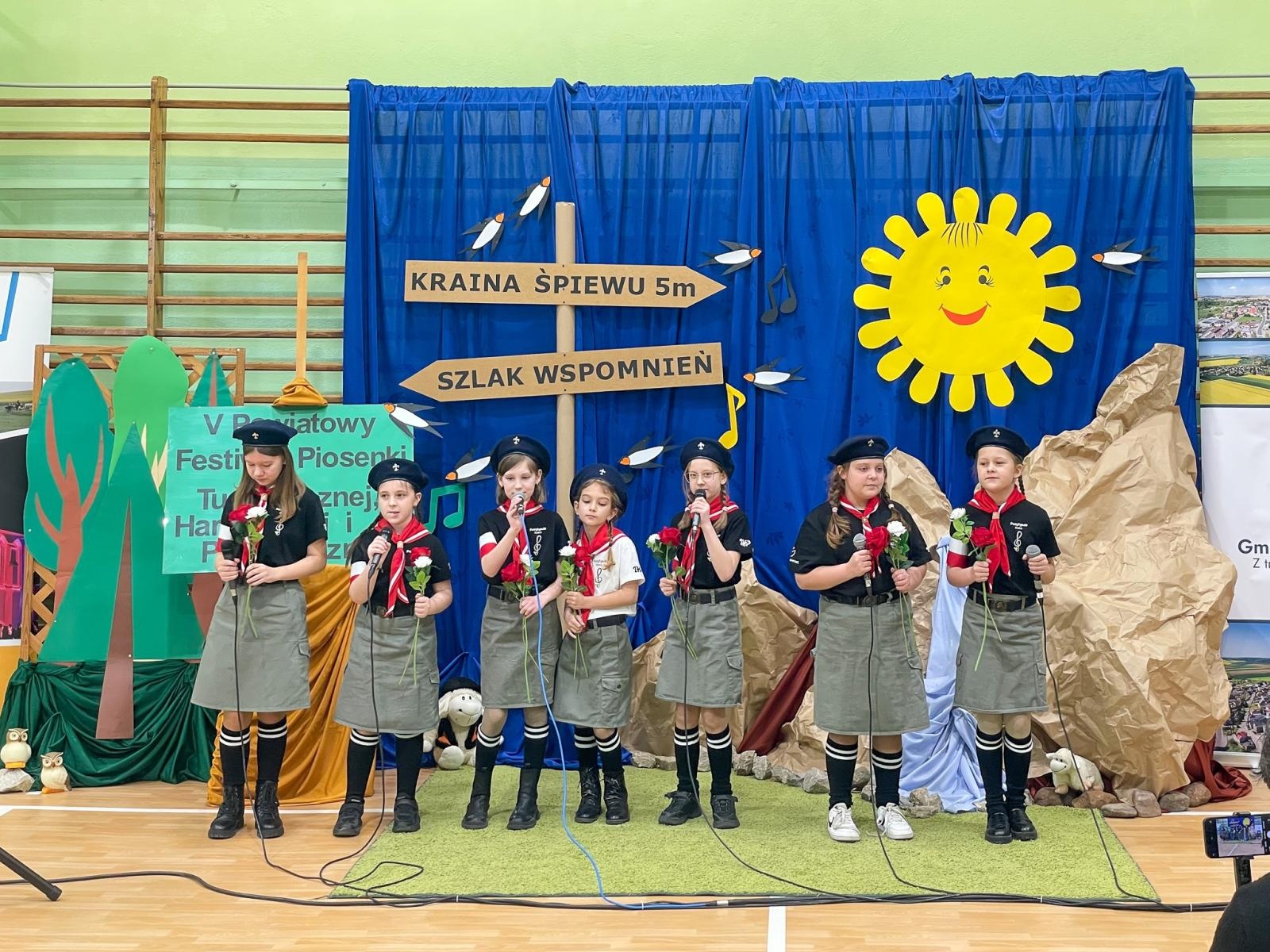 Zdjęcie w galerii na portalu naszraciborz.pl: Piosenka turystyczna, patriotyczna i harcerska zagościła w szkole w Krzanowicach [FOTO i WIDEO] wiadomości z regionu