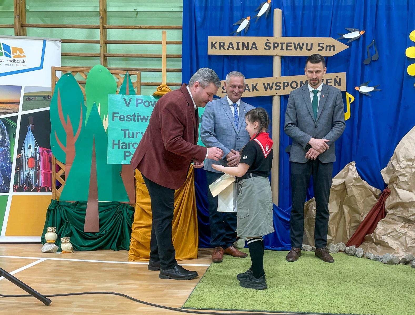 Zdjęcie w galerii na portalu naszraciborz.pl: Piosenka turystyczna, patriotyczna i harcerska zagościła w szkole w Krzanowicach [FOTO i WIDEO] wiadomości z regionu