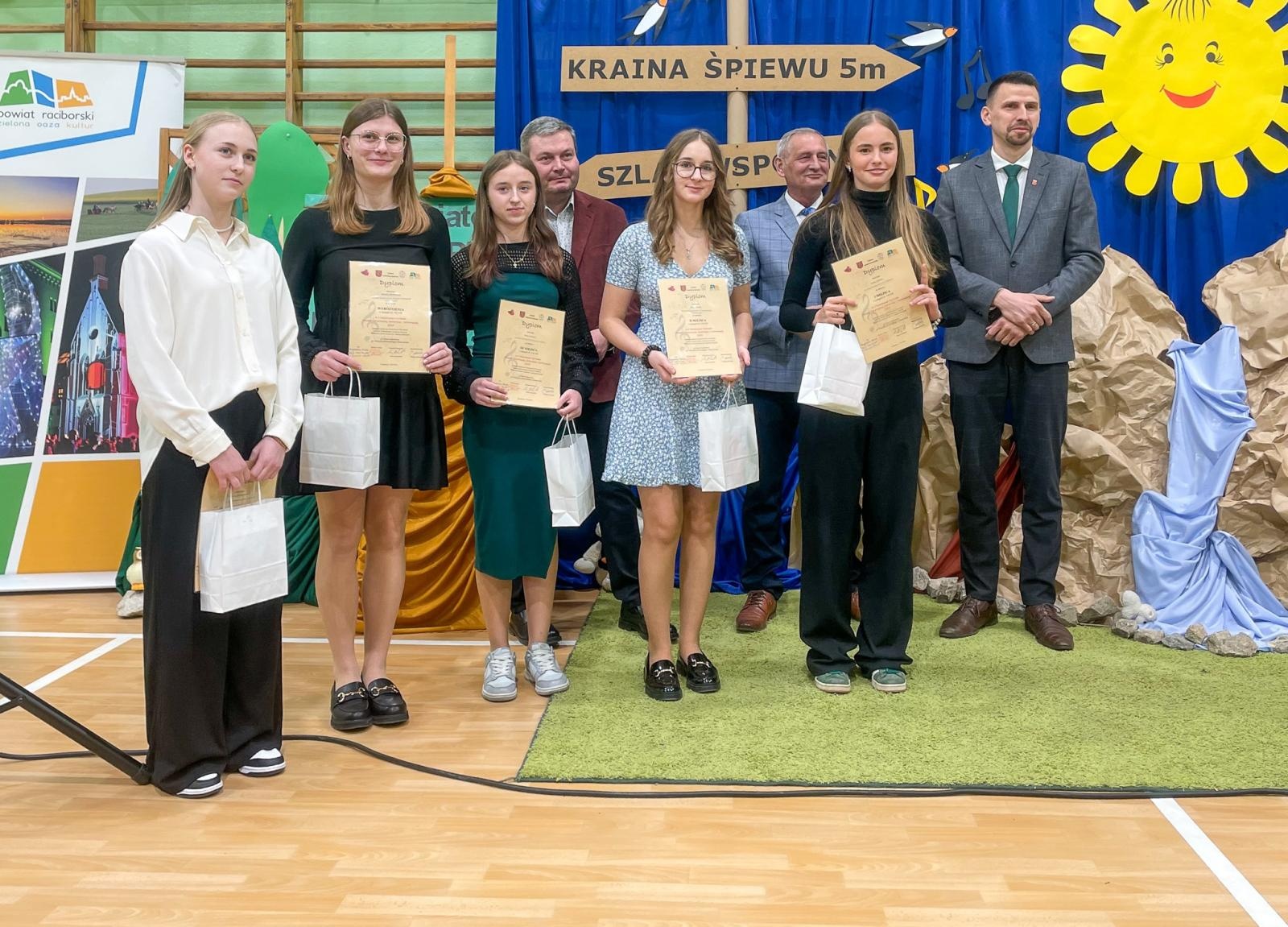 Zdjęcie w galerii na portalu naszraciborz.pl: Piosenka turystyczna, patriotyczna i harcerska zagościła w szkole w Krzanowicach [FOTO i WIDEO] wiadomości z regionu