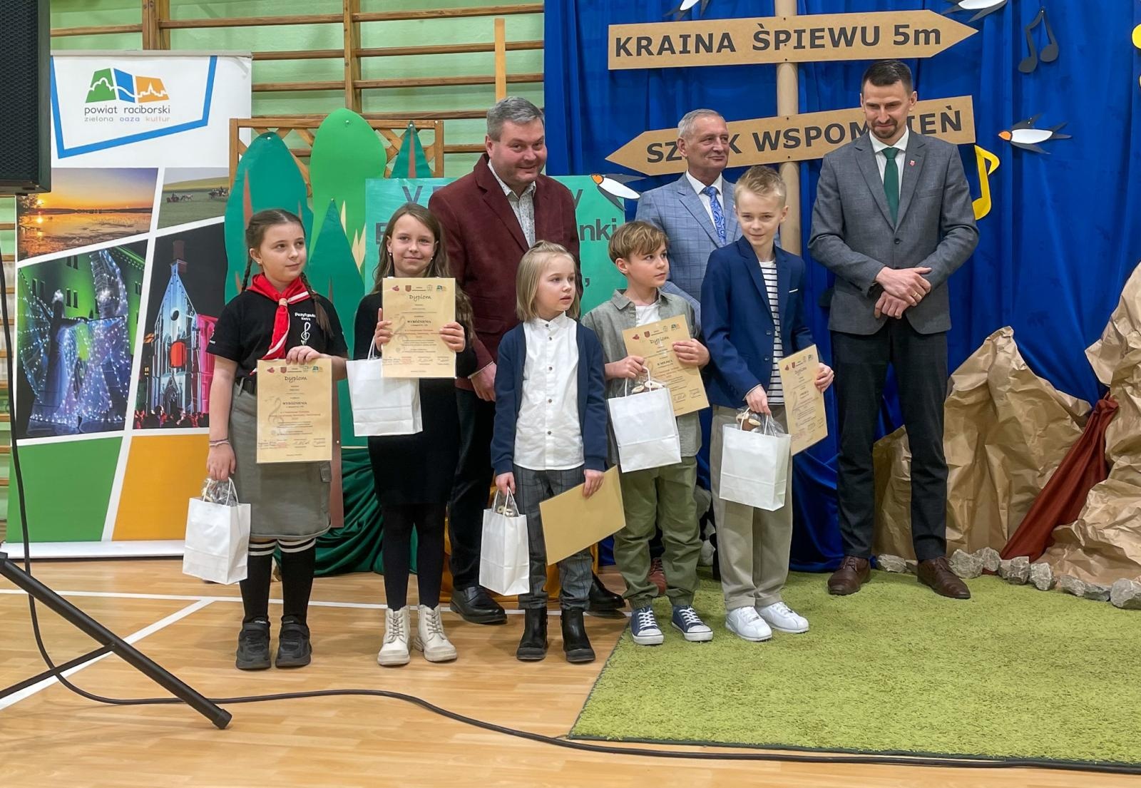 Zdjęcie w galerii na portalu naszraciborz.pl: Piosenka turystyczna, patriotyczna i harcerska zagościła w szkole w Krzanowicach [FOTO i WIDEO] wiadomości z regionu