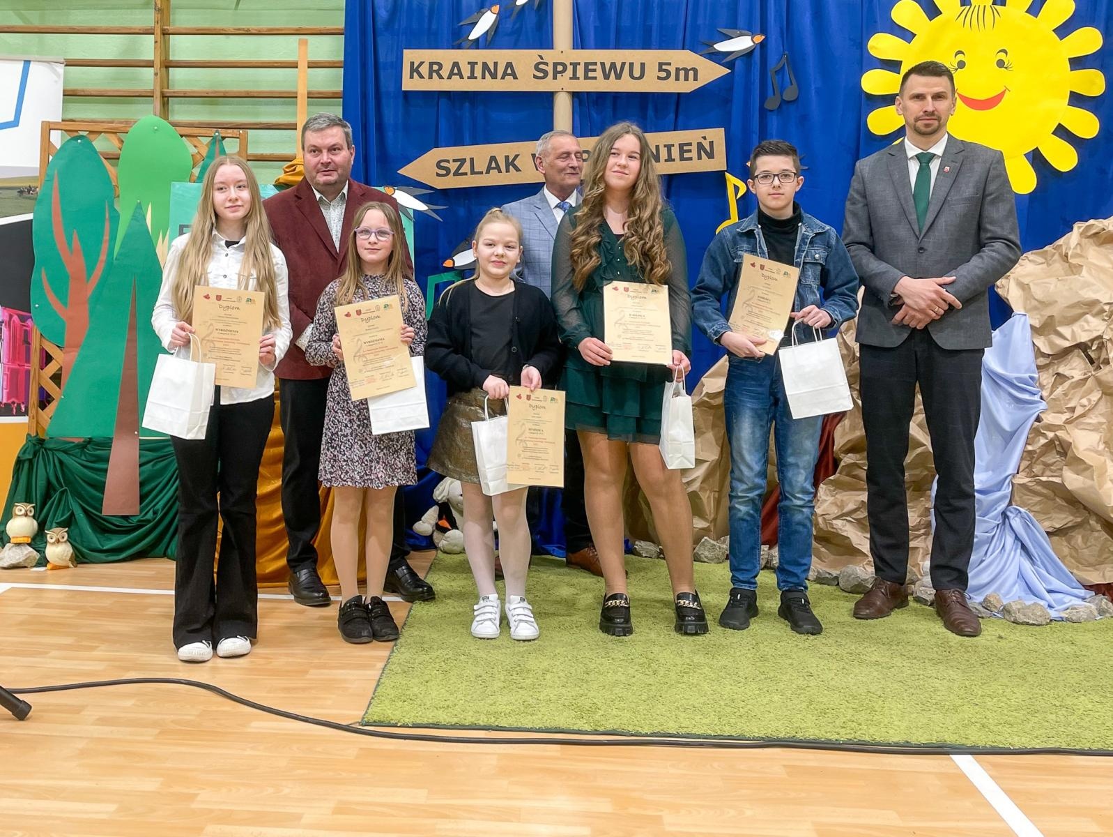 Zdjęcie w galerii na portalu naszraciborz.pl: Piosenka turystyczna, patriotyczna i harcerska zagościła w szkole w Krzanowicach [FOTO i WIDEO] wiadomości z regionu