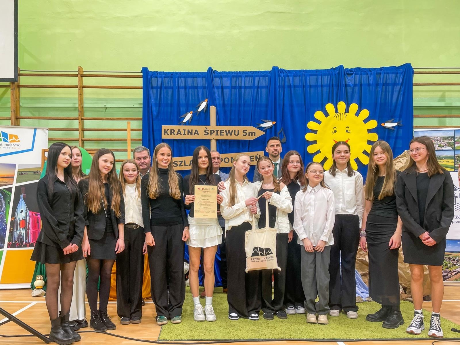 Zdjęcie w galerii na portalu naszraciborz.pl: Piosenka turystyczna, patriotyczna i harcerska zagościła w szkole w Krzanowicach [FOTO i WIDEO] wiadomości z regionu