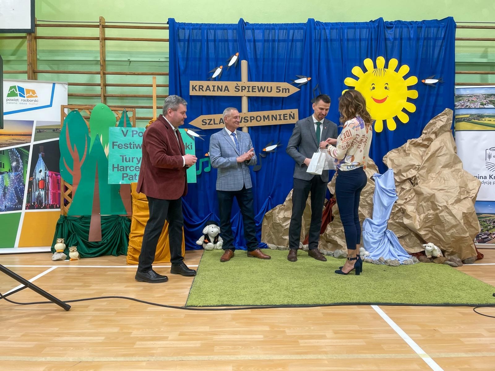 Zdjęcie w galerii na portalu naszraciborz.pl: Piosenka turystyczna, patriotyczna i harcerska zagościła w szkole w Krzanowicach [FOTO i WIDEO] wiadomości z regionu