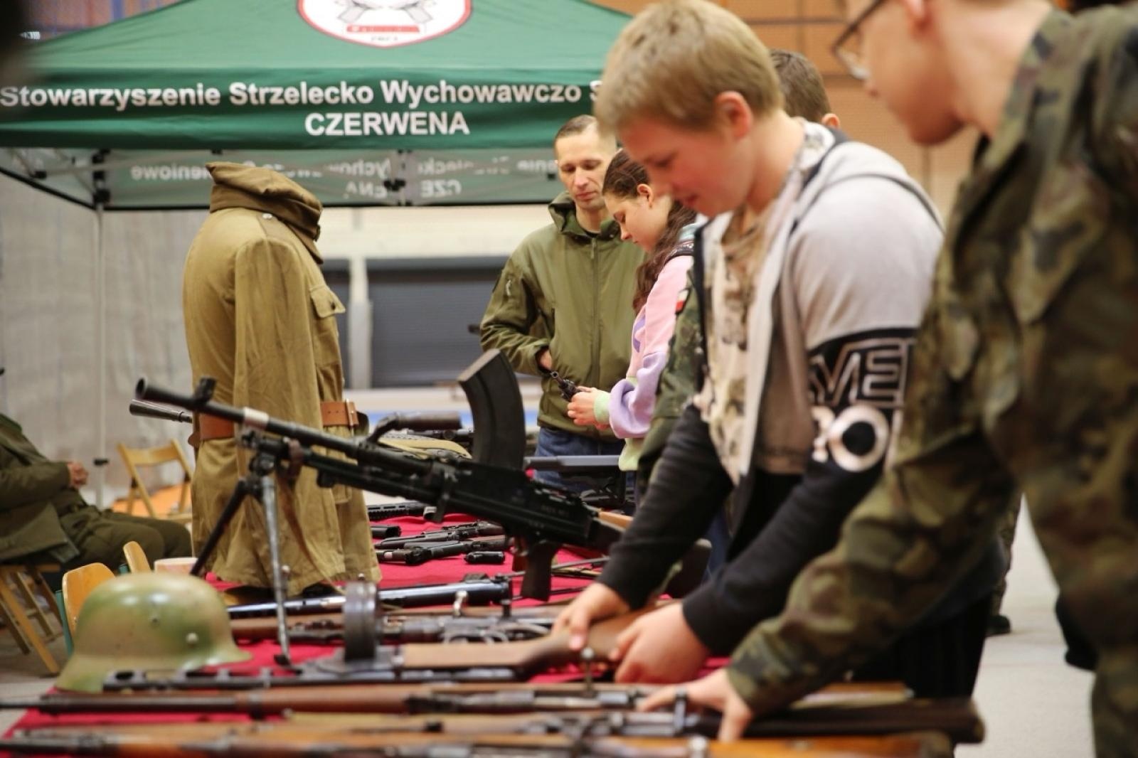 Zdjęcie w galerii na portalu naszraciborz.pl: Dzień Otwarty w ZSOMS Racibórz – Ogromne zainteresowanie ósmoklasistów wiadomości z regionu