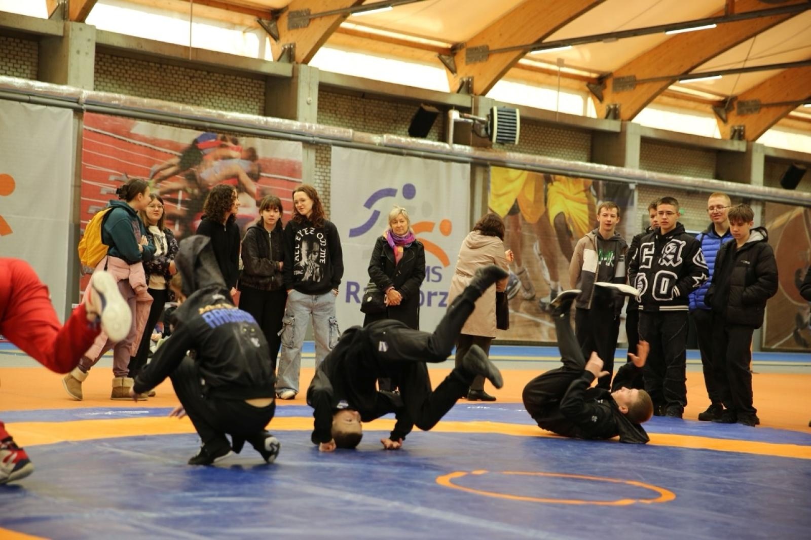 Zdjęcie w galerii na portalu naszraciborz.pl: Dzień Otwarty w ZSOMS Racibórz – Ogromne zainteresowanie ósmoklasistów wiadomości z regionu