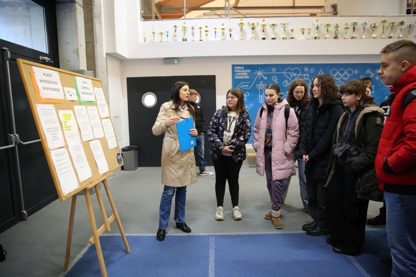 Zdjęcie w galerii na portalu naszraciborz.pl: Dzień Otwarty w ZSOMS Racibórz – Ogromne zainteresowanie ósmoklasistów wiadomości z regionu