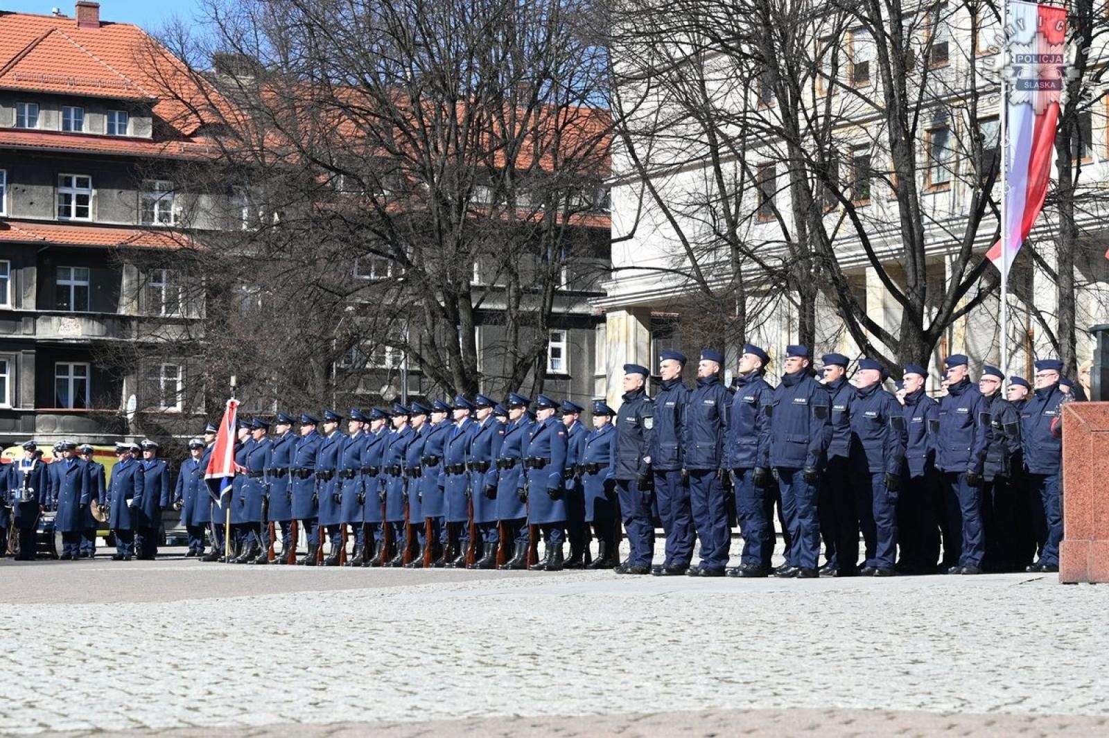 Zdjęcie w galerii na portalu naszraciborz.pl: Nowi policjanci złożyli rotę ślubowania  wiadomości z regionu