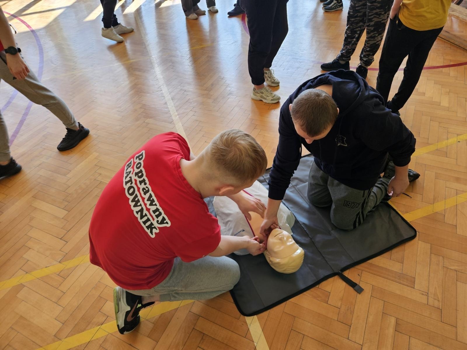 Zdjęcie w galerii na portalu naszraciborz.pl: Warsztaty Poprawny ratownik w Zespole Szkół Specjalnych w Raciborzu wiadomości z regionu