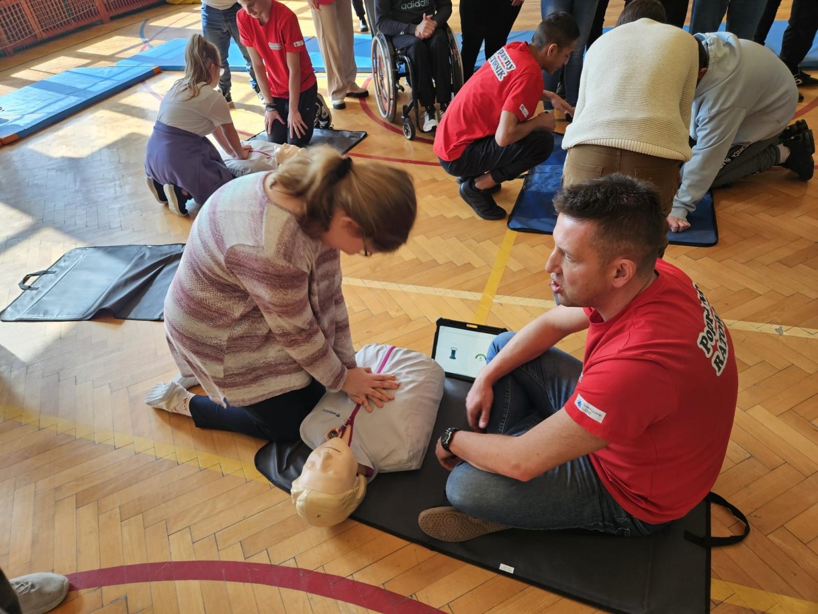 Zdjęcie w galerii na portalu naszraciborz.pl: Warsztaty Poprawny ratownik w Zespole Szkół Specjalnych w Raciborzu wiadomości z regionu