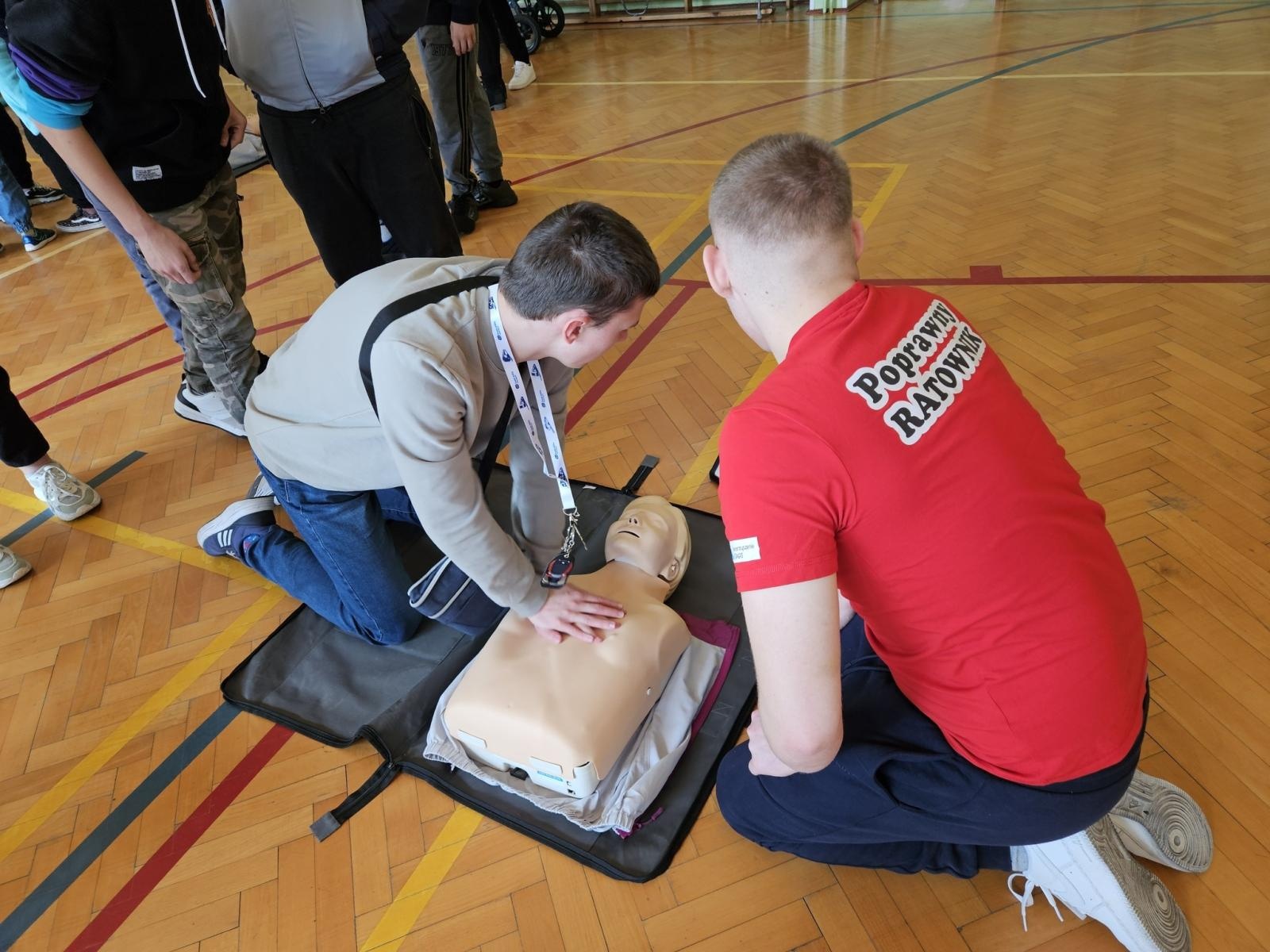 Zdjęcie w galerii na portalu naszraciborz.pl: Warsztaty Poprawny ratownik w Zespole Szkół Specjalnych w Raciborzu wiadomości z regionu
