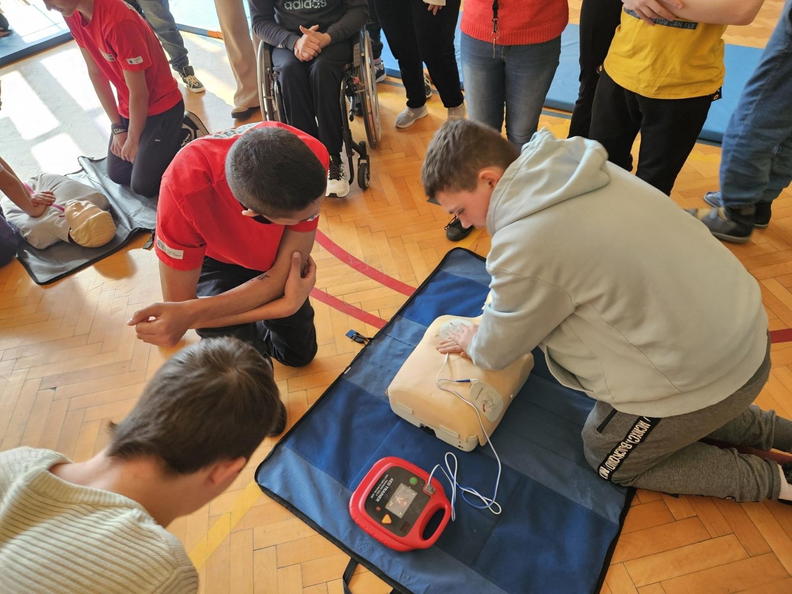 Zdjęcie w galerii na portalu naszraciborz.pl: Warsztaty Poprawny ratownik w Zespole Szkół Specjalnych w Raciborzu wiadomości z regionu