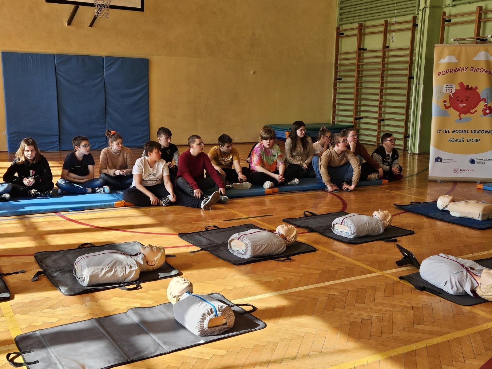 Zdjęcie w galerii na portalu naszraciborz.pl: Warsztaty Poprawny ratownik w Zespole Szkół Specjalnych w Raciborzu wiadomości z regionu